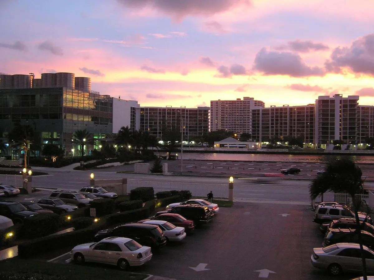 Hallandale Beach: playa y conexión a dos mercados