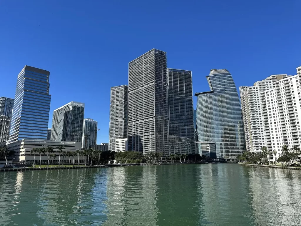 Compradores venezolanos y colombianos en Miami: tendencias 2026
